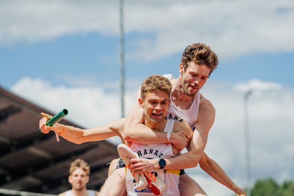 Lukas Abele (SSC Hanau-Rodenbach) wirft sich vor Marc Tortell (Athletics Team Karben) ins Ziel am 29.05.2022 waehrend der Deutschen Meisterschaften Langstaffel im Otto-Schott-Sportzentrum in Mainz